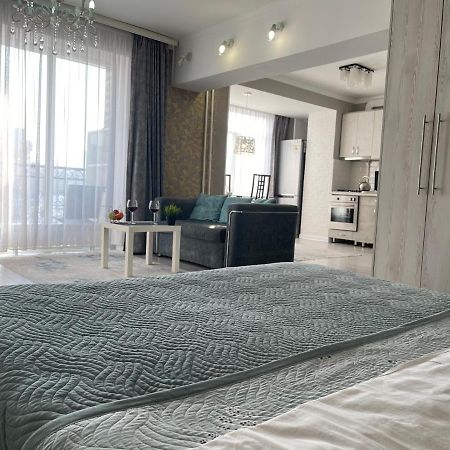 Apartment In The Heart Of The City Almaty Exterior photo