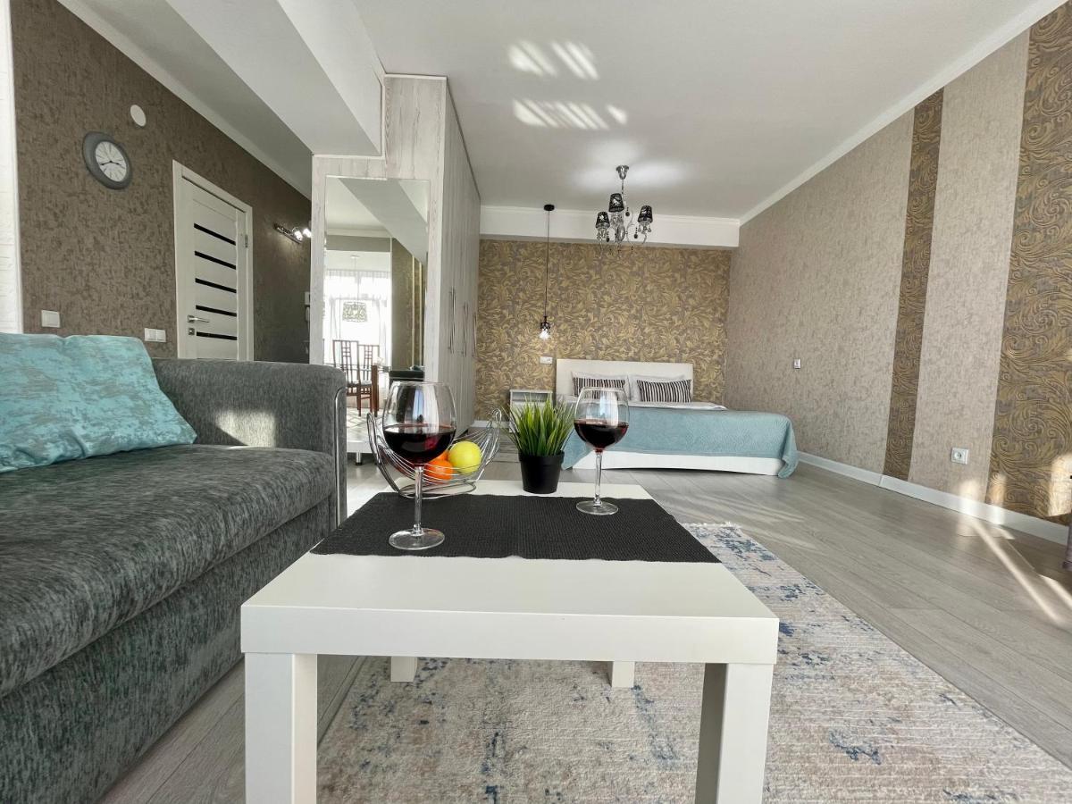 Apartment In The Heart Of The City Almaty Exterior photo