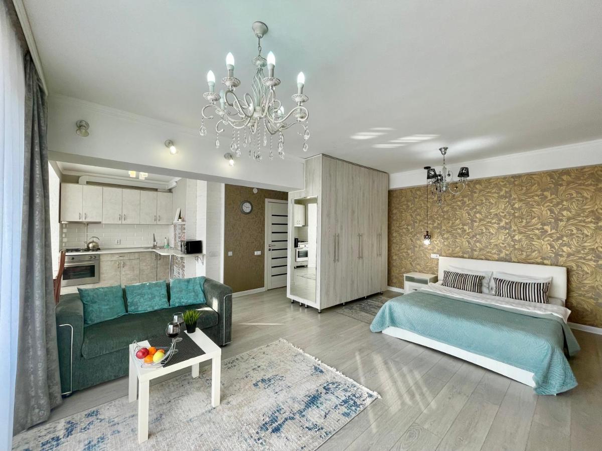 Apartment In The Heart Of The City Almaty Exterior photo