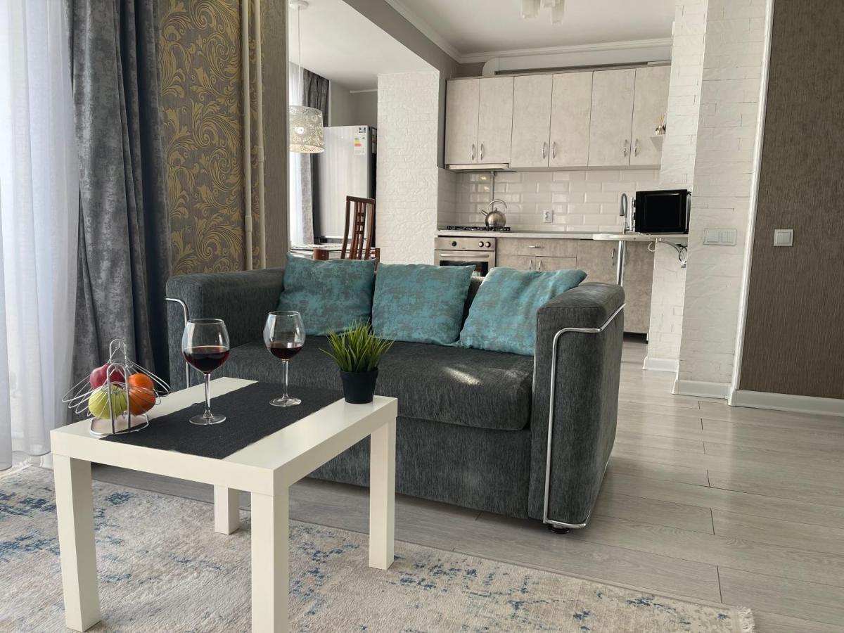 Apartment In The Heart Of The City Almaty Exterior photo
